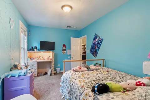 Bedroom - 17 Winthrop St, Worcester, MA 01604 photo 4 of 9