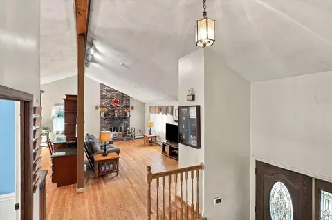 Entry Way - 14 Dibble Rd, Lynn, MA 01904 photo 3 of 4