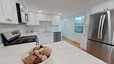 28 Lakefield Rd, Yarmouth, MA 02664