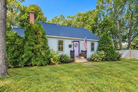 28 Annette Ave, Falmouth, MA 02536