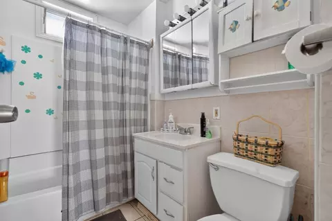 Bath - 101-103 Draper St, Springfield, MA 01108 photo 2 of 3