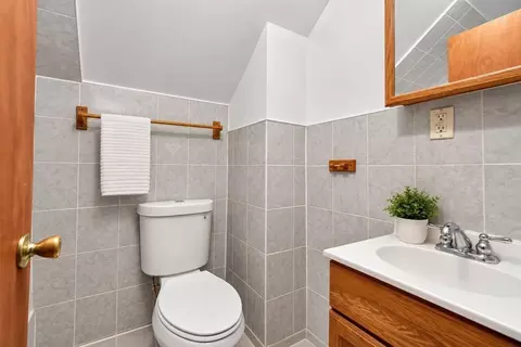 Bath - 101-103 Draper St, Springfield, MA 01108 photo 3 of 3