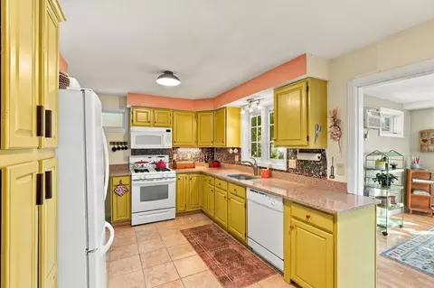 Kitchen - 5 Maxine Cir, Easthampton, MA 01027 photo 4 of 4