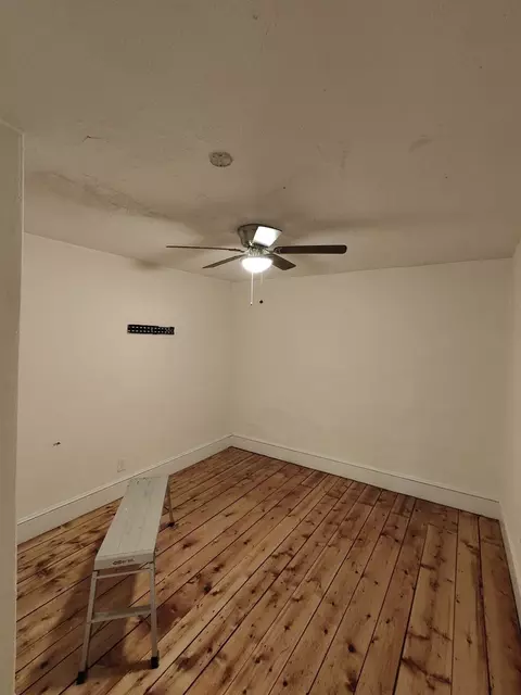 Bedroom - 14 Wall St, Worcester, MA 01604 photo 5 of 8