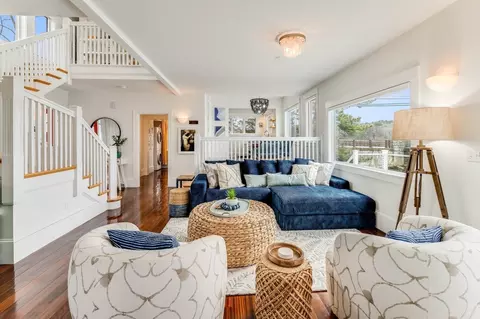 Living - 698 Washington St, Gloucester, MA 01930 photo 3 of 9