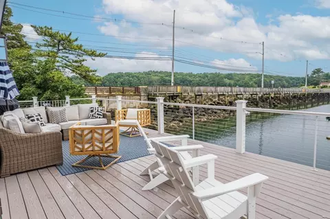 Exterior - 698 Washington St, Gloucester, MA 01930 photo 4 of 5