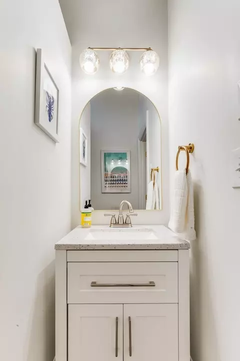 Bath - 698 Washington St, Gloucester, MA 01930 photo 3 of 3