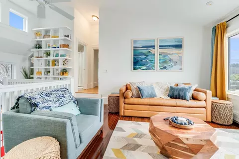 Living - 698 Washington St, Gloucester, MA 01930 photo 8 of 9