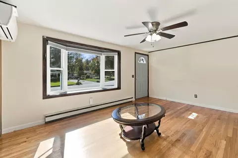 Living - 286 Peekskill Ave, Springfield, MA 01129 photo 2 of 4