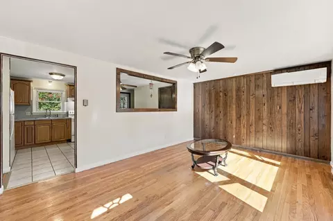 Living - 286 Peekskill Ave, Springfield, MA 01129 photo 3 of 4