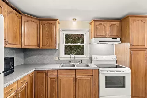 Kitchen - 286 Peekskill Ave, Springfield, MA 01129 photo 3 of 4