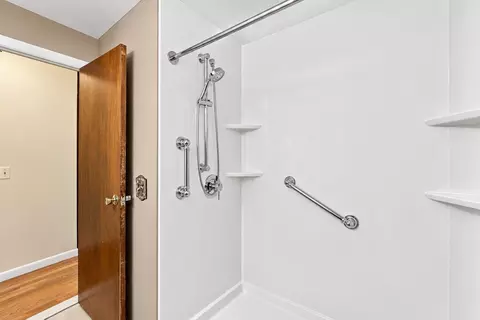 Bath - 286 Peekskill Ave, Springfield, MA 01129 photo 3 of 3