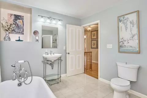 Bath - 9 Sutherland Rd, Lexington, MA 02421 photo 3 of 4