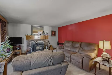 Living - 3 Matthew Dr, Easthampton, MA 01027 photo 3 of 5