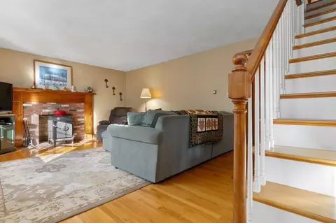 Entry Way - 3 Anthony Ln, Danvers, MA 01923 photo 3 of 7
