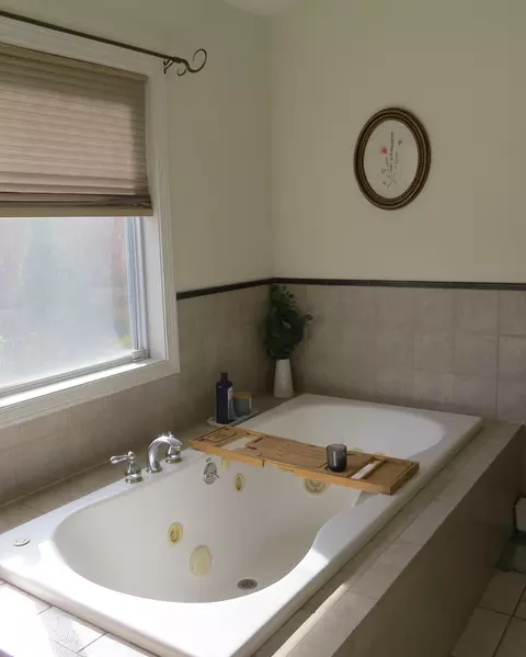 Bath - 11 Sonoma Dr, Worcester, MA 01605 photo 2 of 2