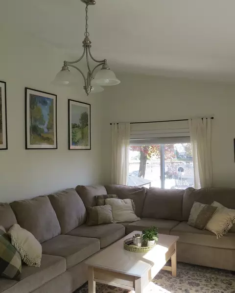 Living - 11 Sonoma Dr, Worcester, MA 01605 photo 1 of 3