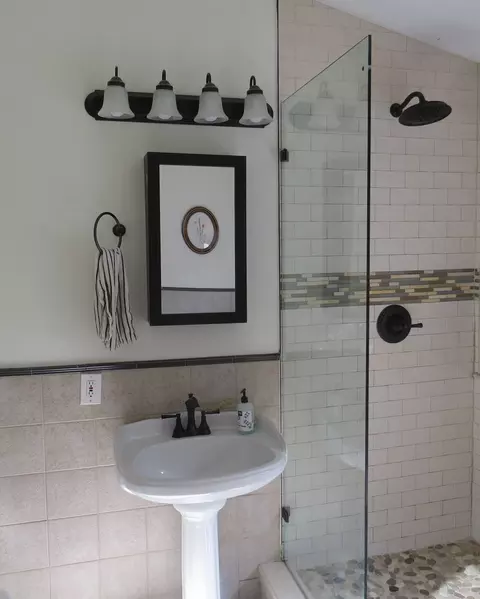 Bath - 11 Sonoma Dr, Worcester, MA 01605 photo 1 of 2