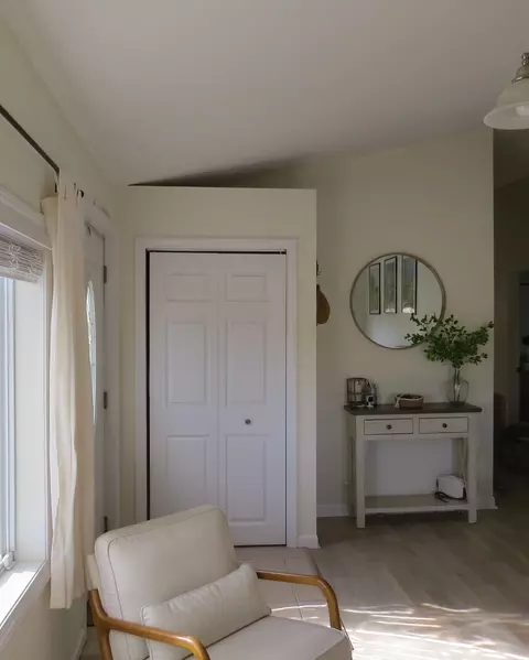 Entry Way - 11 Sonoma Dr, Worcester, MA 01605 photo 2 of 3