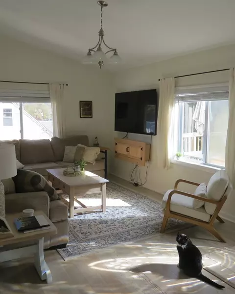 Living - 11 Sonoma Dr, Worcester, MA 01605 photo 2 of 3