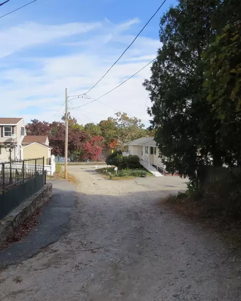 Exterior - 11 Sonoma Dr, Worcester, MA 01605 photo 6 of 6
