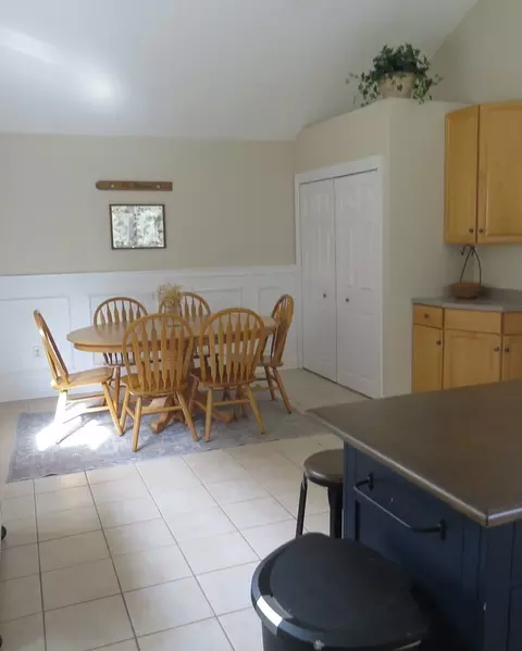 Dining - 11 Sonoma Dr, Worcester, MA 01605 photo 2 of 3