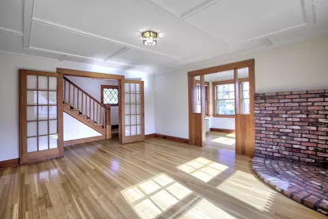 Living - 262 Washington St, Gloucester, MA 01930 photo 4 of 7