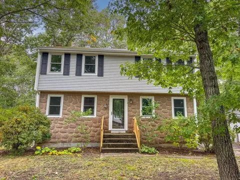 19 Montgomery Dr, Plymouth, MA 02360