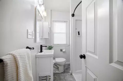 Bath - 120 Ellsworth Ave, Springfield, MA 01118 photo 1 of 2