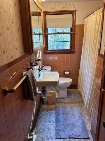Bath - 152 River St, Middleton, MA 01949 photo 1 of 1