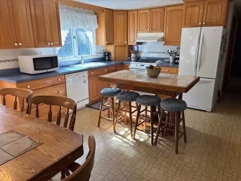 Kitchen - 152 River St, Middleton, MA 01949 photo 1 of 5