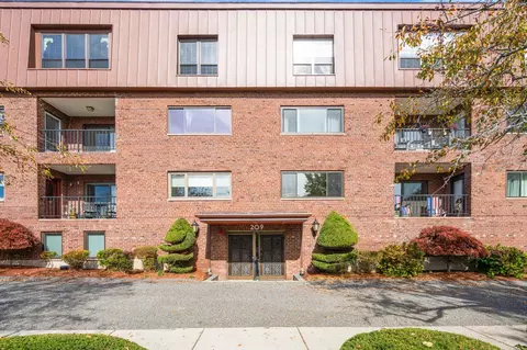 209 Commonwealth Ave #2A, Chestnut Hill, MA 02467