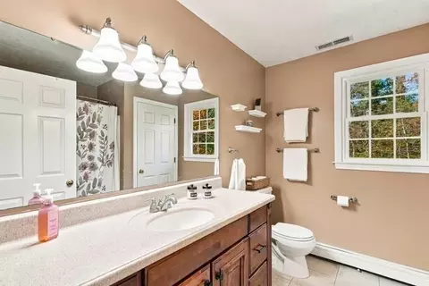 Bath - 9 Jonathans Way, Upton, MA 01568 photo 3 of 4