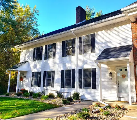 3 Castle Hill Rd #B, Agawam, MA 01001