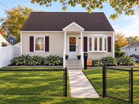 7 Campechi St, Springfield, MA 01104