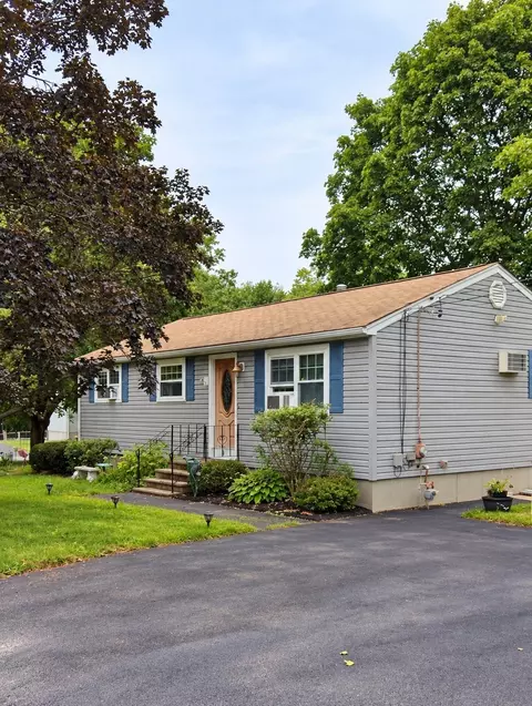 3 Seneca St, Shrewsbury, MA 01545