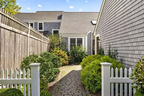 4 Hutchens Mews #4, Plymouth, MA 02360