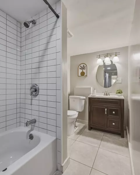 Bath - 1502 Bay St, Springfield, MA 01109 photo 3 of 3
