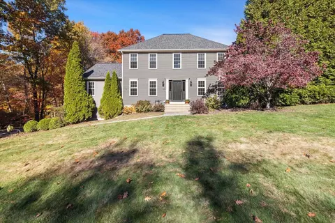 43 Tipperary Dr, Whitinsville, MA 01588