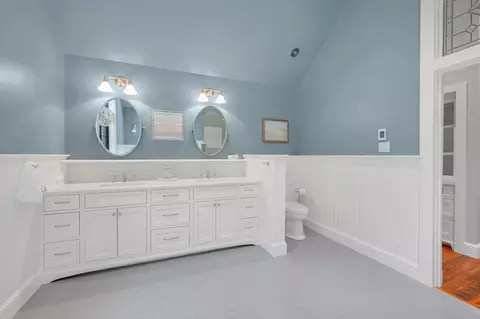 Bath - 603 Pearl St, Reading, MA 01867 photo 2 of 3
