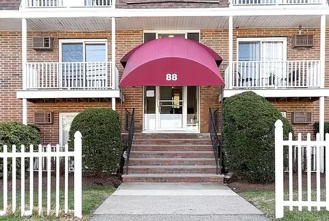 88 Beacon St #11, Lawrence, MA 01843