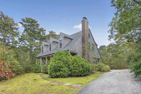 38 Meadow View Rd, Oak Bluffs, MA 02557