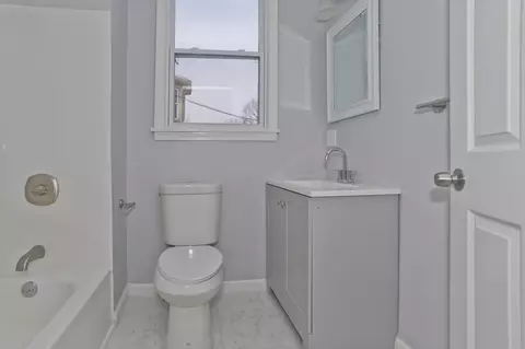 Bath - 64 Thompson St, Springfield, MA 01109 photo 4 of 5