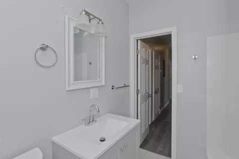 Bath - 64 Thompson St, Springfield, MA 01109 photo 3 of 5