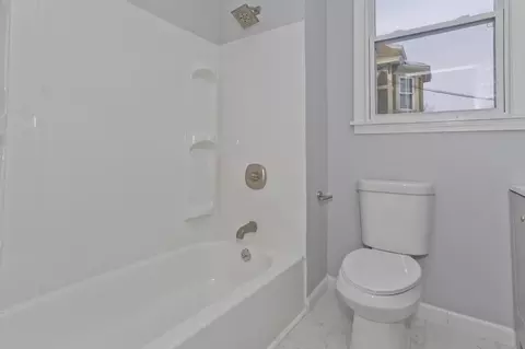 Bath - 64 Thompson St, Springfield, MA 01109 photo 5 of 5