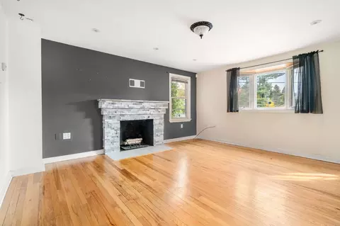 Living - 21 Marland Rd, Worcester, MA 01606 photo 2 of 3