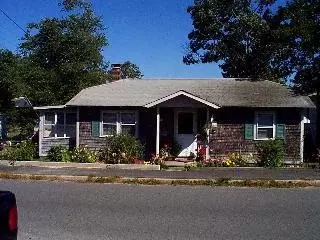 33 Locust St, Onset, MA 02558 photo 1
