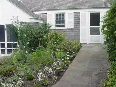 20 Vineyard Rd, Cotuit, MA 02635 photo 1