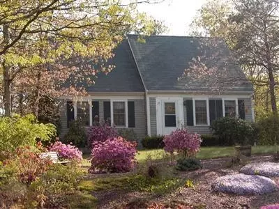 8 Gunters Ln, Mashpee, MA 02649 photo 1