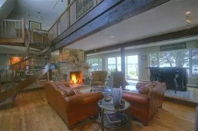 29 Prospect St, Buzzards Bay, MA 02532 photo 3